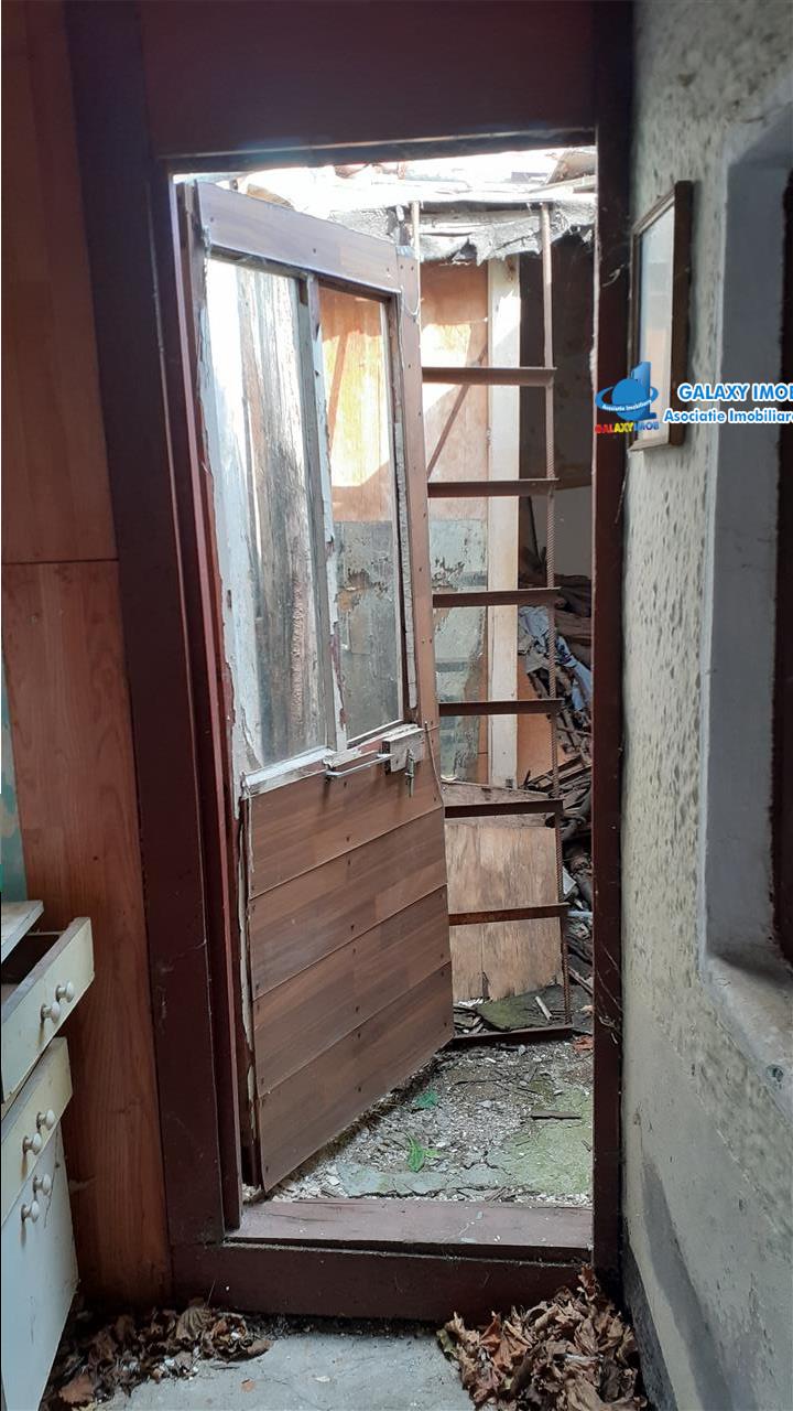 Teren cu casa din caramida renovabila / demolabila Baba Novac
