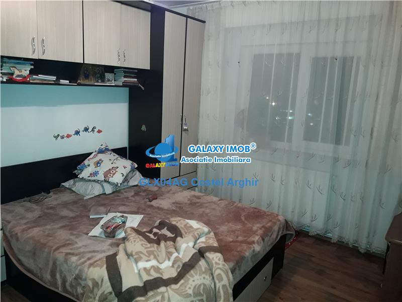 Vand apartament cu 3 camere decomandat in Fratii Golesti-Piata Smardan