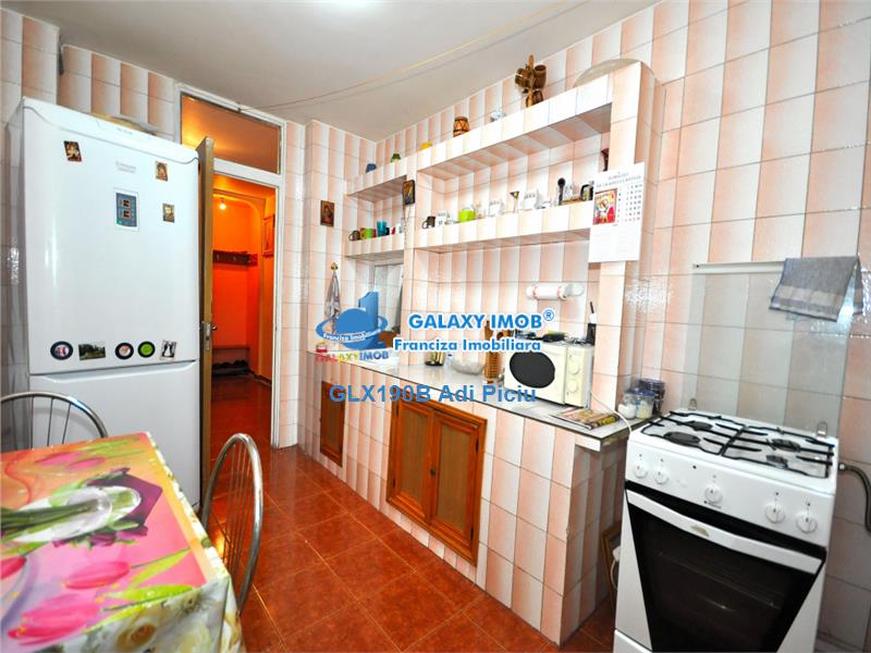 Vanzare apartament cu 4 camere  metrou Aparatorii Patriei