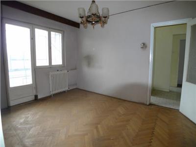 Vanzare apartament 4 camere, in Ploiesti, zona Vest, semidecomandat.